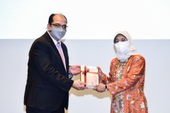 Token of appreciation presented to Chairman GRG by President of Singapore Ms. Halima Yaqoob